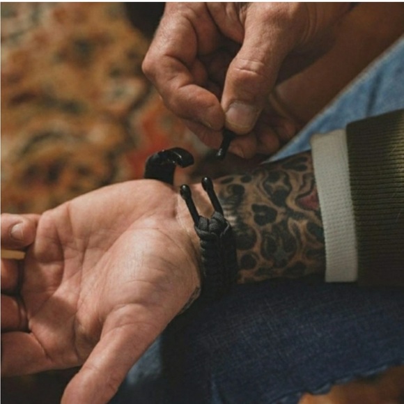 The Hero Company’s Never Forgotten Men's Bracelet & Dog Paracord Collar Bundle - Picture 15 of 16